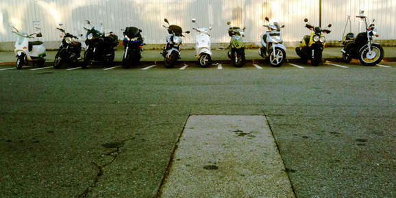 駐車場に並ぶバイク